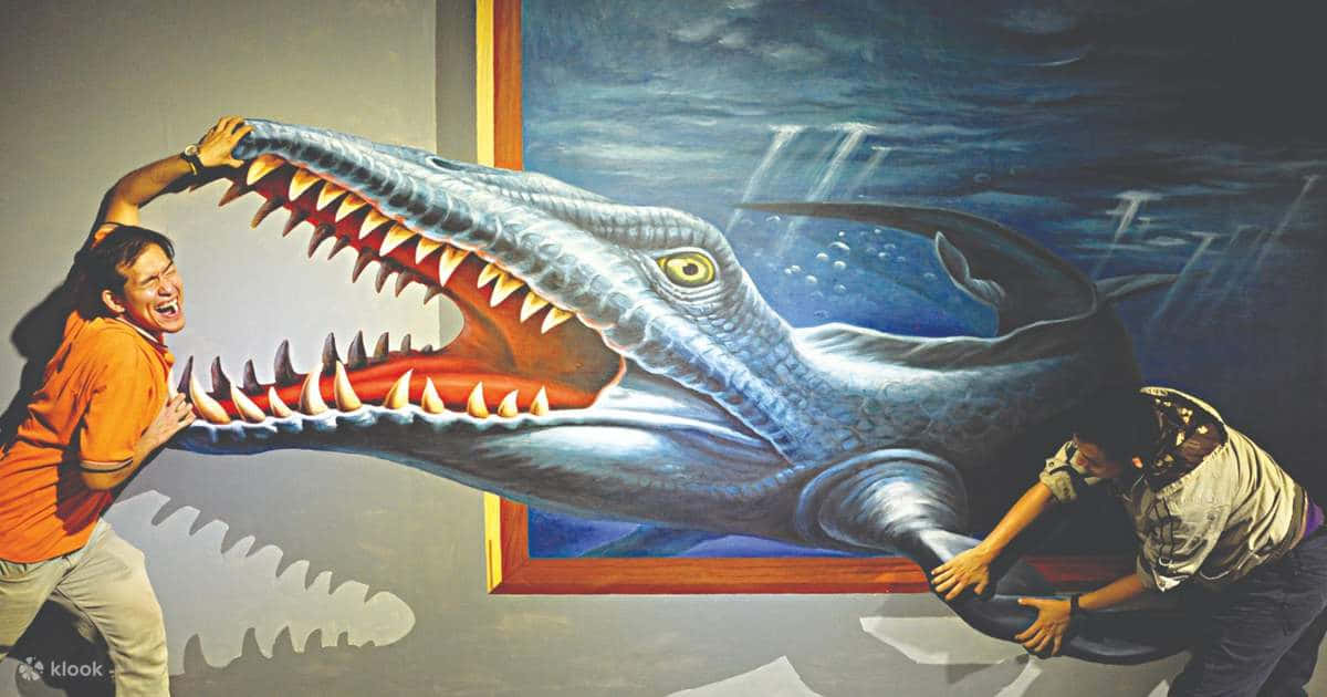 男人和女人站在一幅鯊魚畫作旁 壁紙