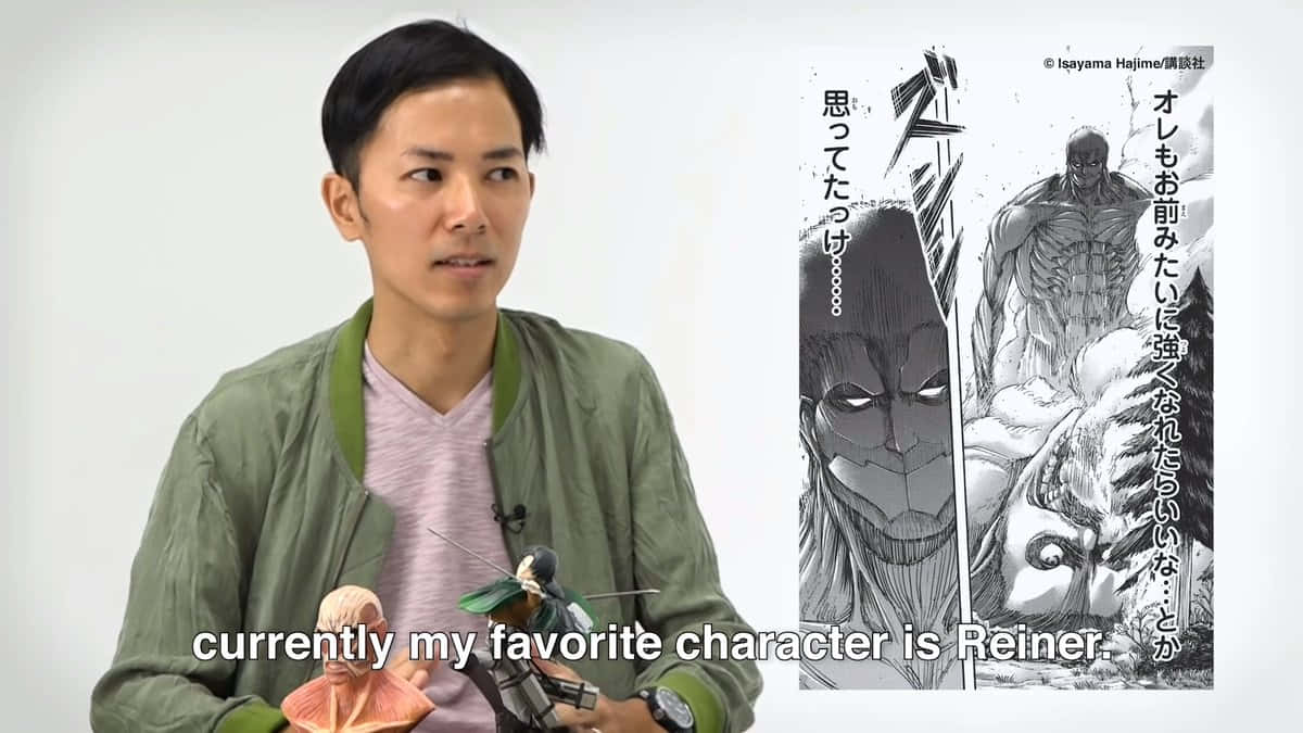 Isayama Hajime 桌布 壁紙 — 男人手持萊納人偶，旁邊是顯示其角色並帶有日文文字的漫畫面板。