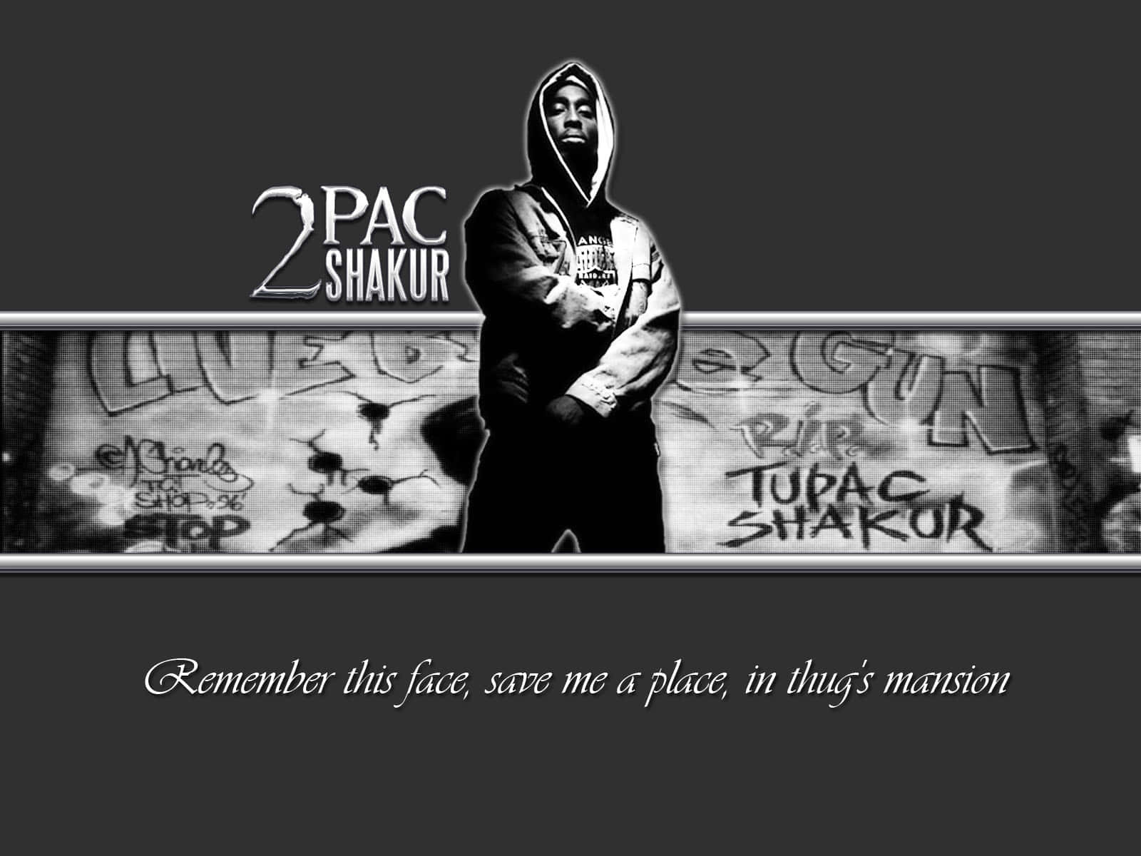 男子在冬日樹林中聆聽嘻哈音樂 壁紙 — 一幅黑白肖像，Tupac Shakur 穿著連帽衫，站在佈滿塗鴉和紀念標籤的牆前。