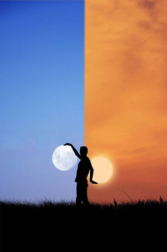 男子手持日月 壁紙 — 一個孩子的剪影站在長滿草的山丘上，一手拿著月亮，一手拿著太陽，背景是藍橙分半的天空。