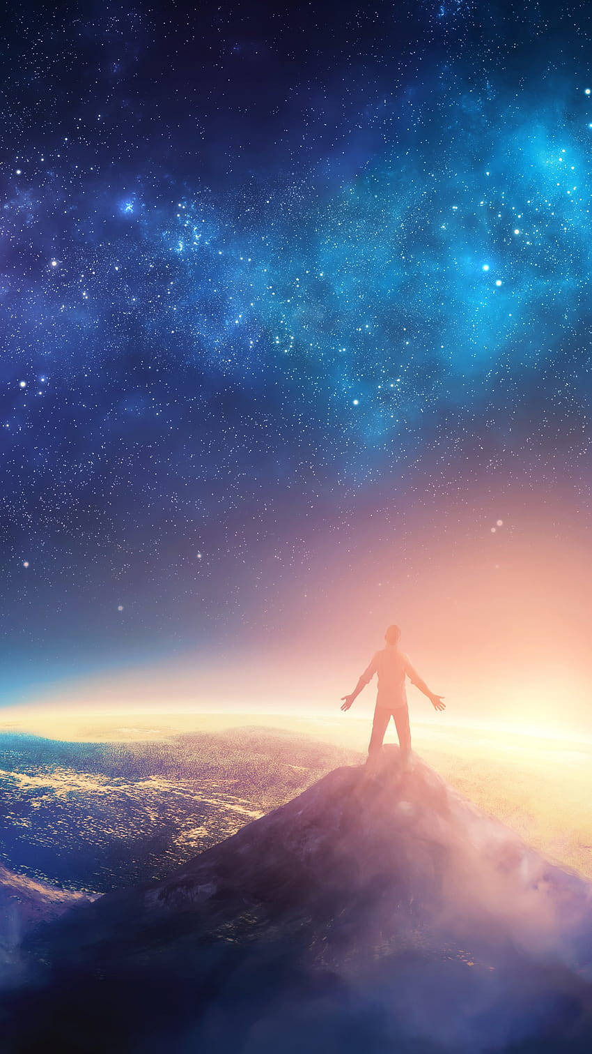 人在山頂張開雙臂站在星空下
