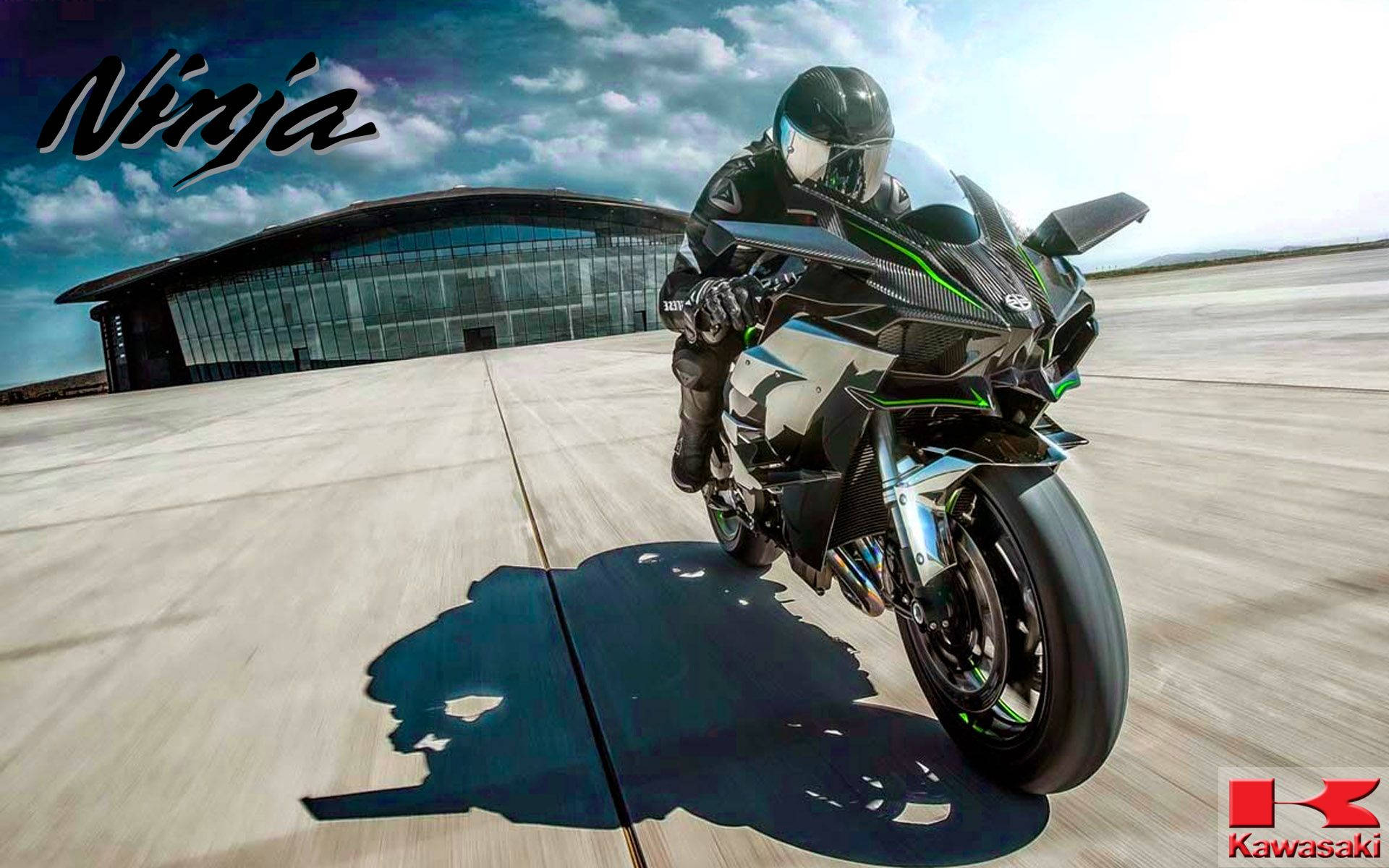 電單車手在機場上騎著 Kawasaki Ninja 傾斜入彎。