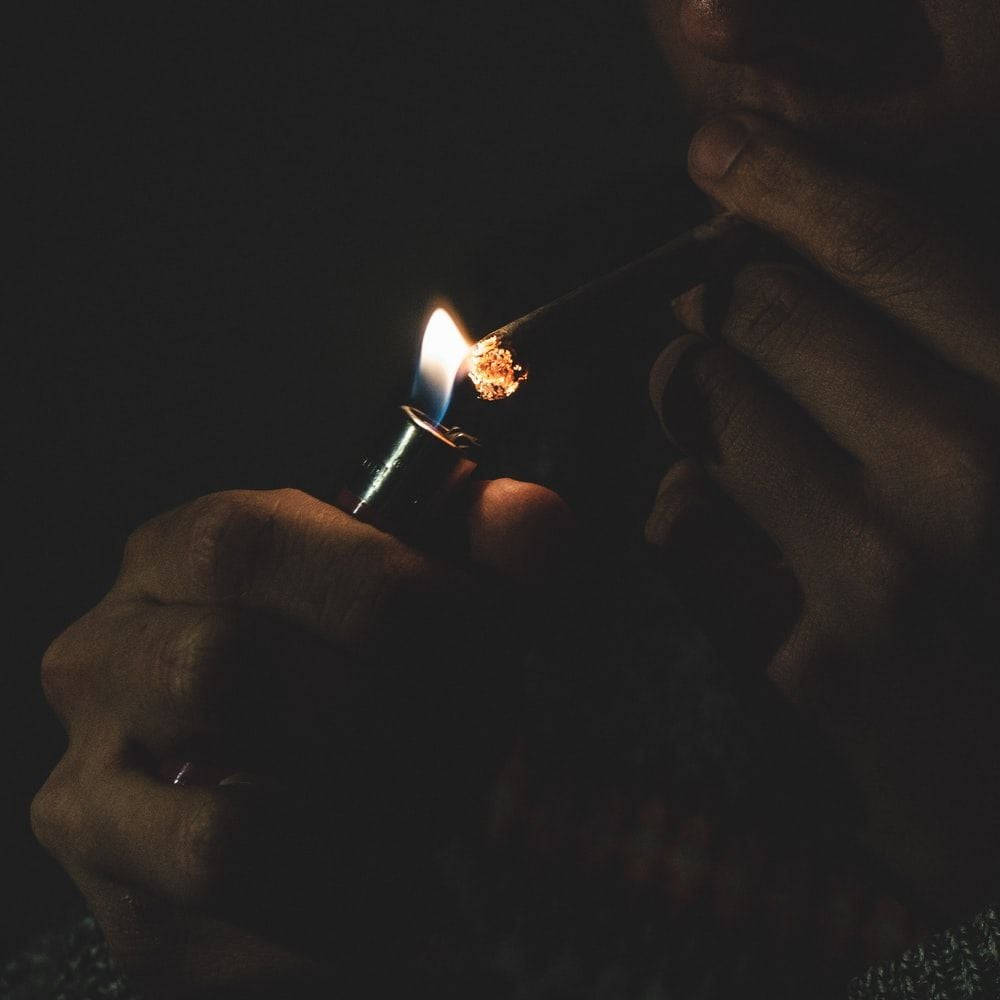 在黑暗中用手點燃大麻煙
