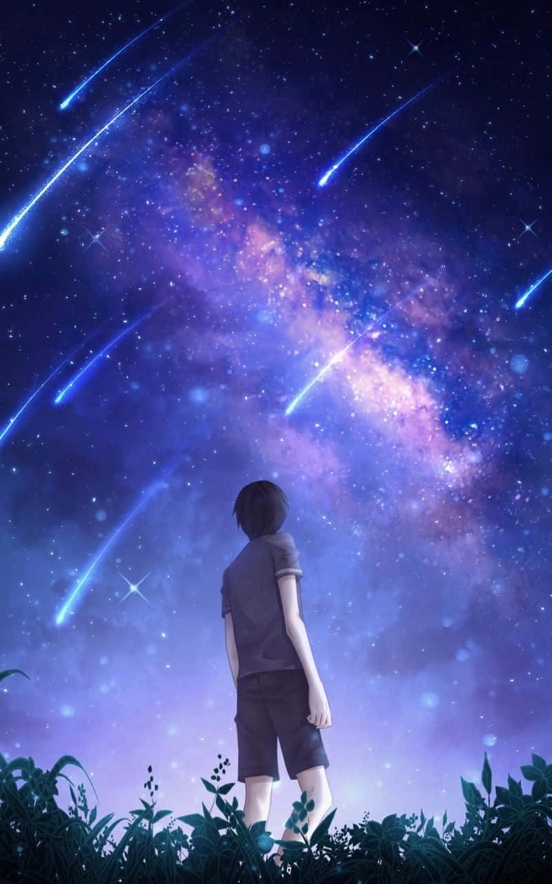 孩子站在草地上仰望滿天星斗的夜空和流星。