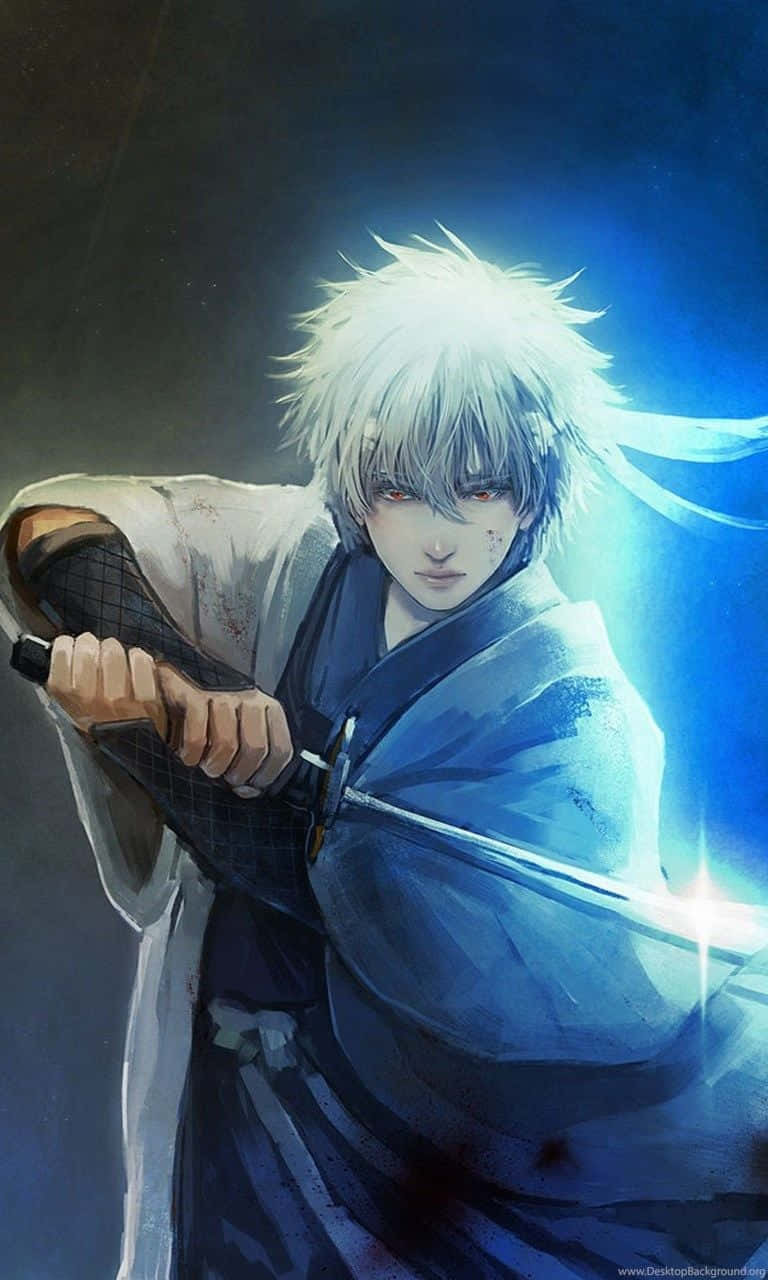 白髮動漫劍士身穿藍色長袍，手持發光的劍。