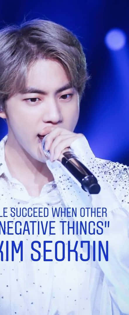 Bts Inspirational 桌布 壁紙 — 男歌手在藍色燈光下於舞台上手持麥克風表演的特寫。