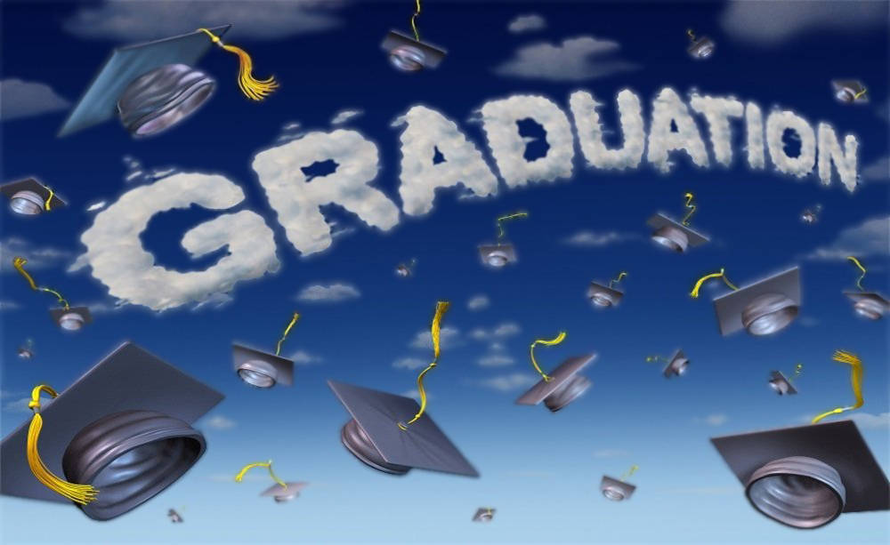 畢業海報雲朵藝術 壁紙 — 畢業帽在藍天下歡快地飛舞，而「GRADUATION」一詞在 fluffy 白色雲朵中形成。