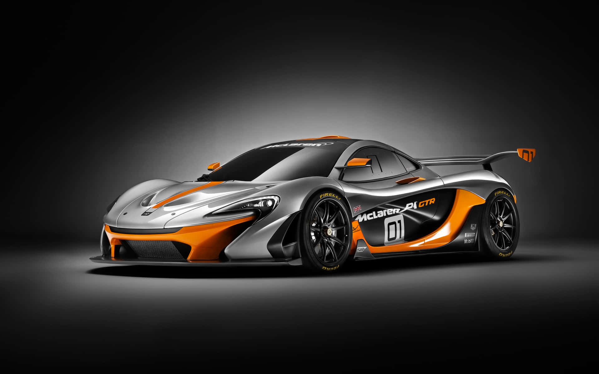 在深色攝影棚背景上，時尚的銀色和橙色McLaren 600LT GTR賽車。