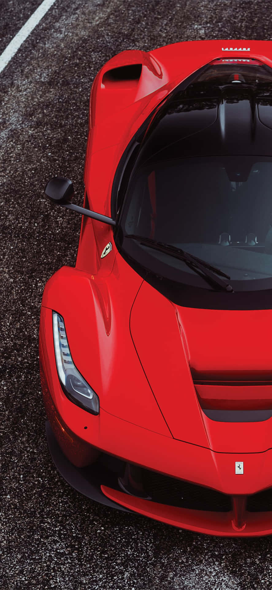 從上方俯瞰，紅色法拉利 LaFerrari 跑車在瀝青路上。
