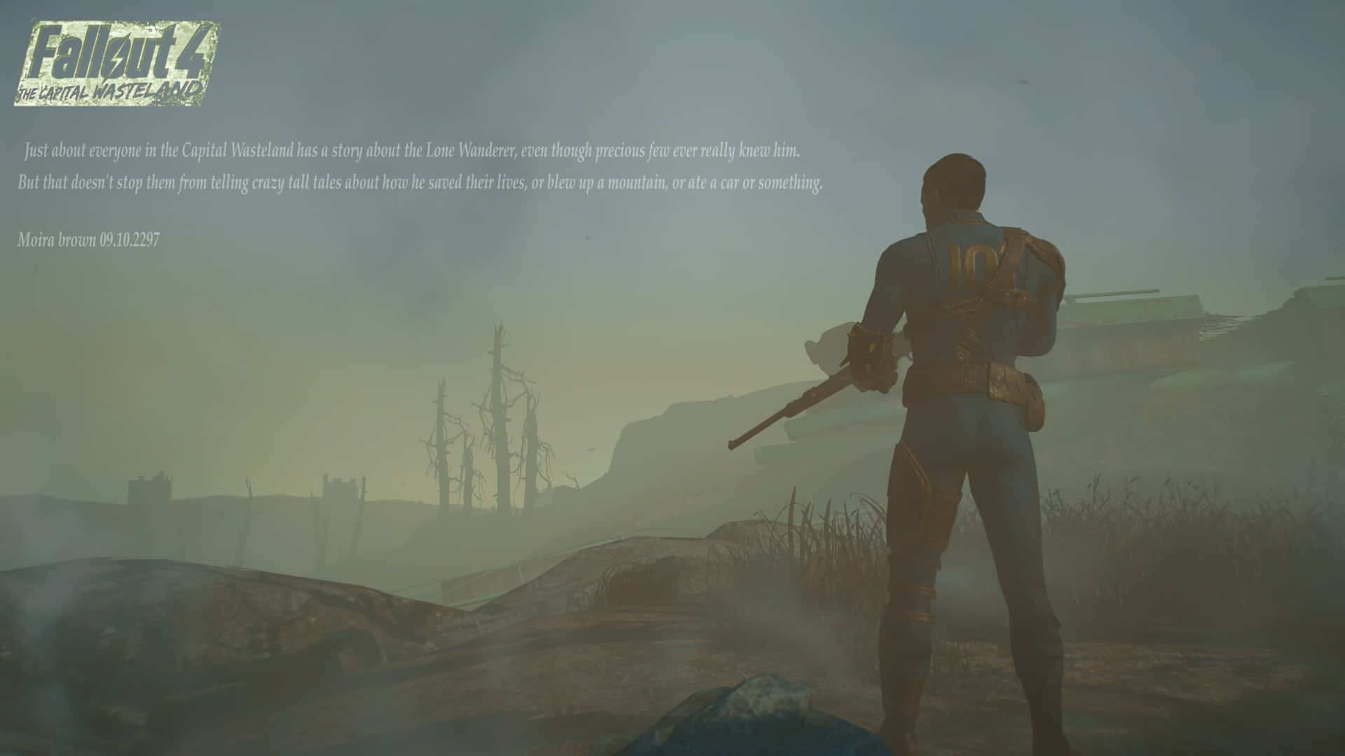 Fallout 4 The Capital Wasteland 桌布 壁紙 — 《異塵餘生4》中的孤獨倖存者站在霧氣瀰漫的荒原上，手持步槍，面對著沉船和荒蕪的山丘。