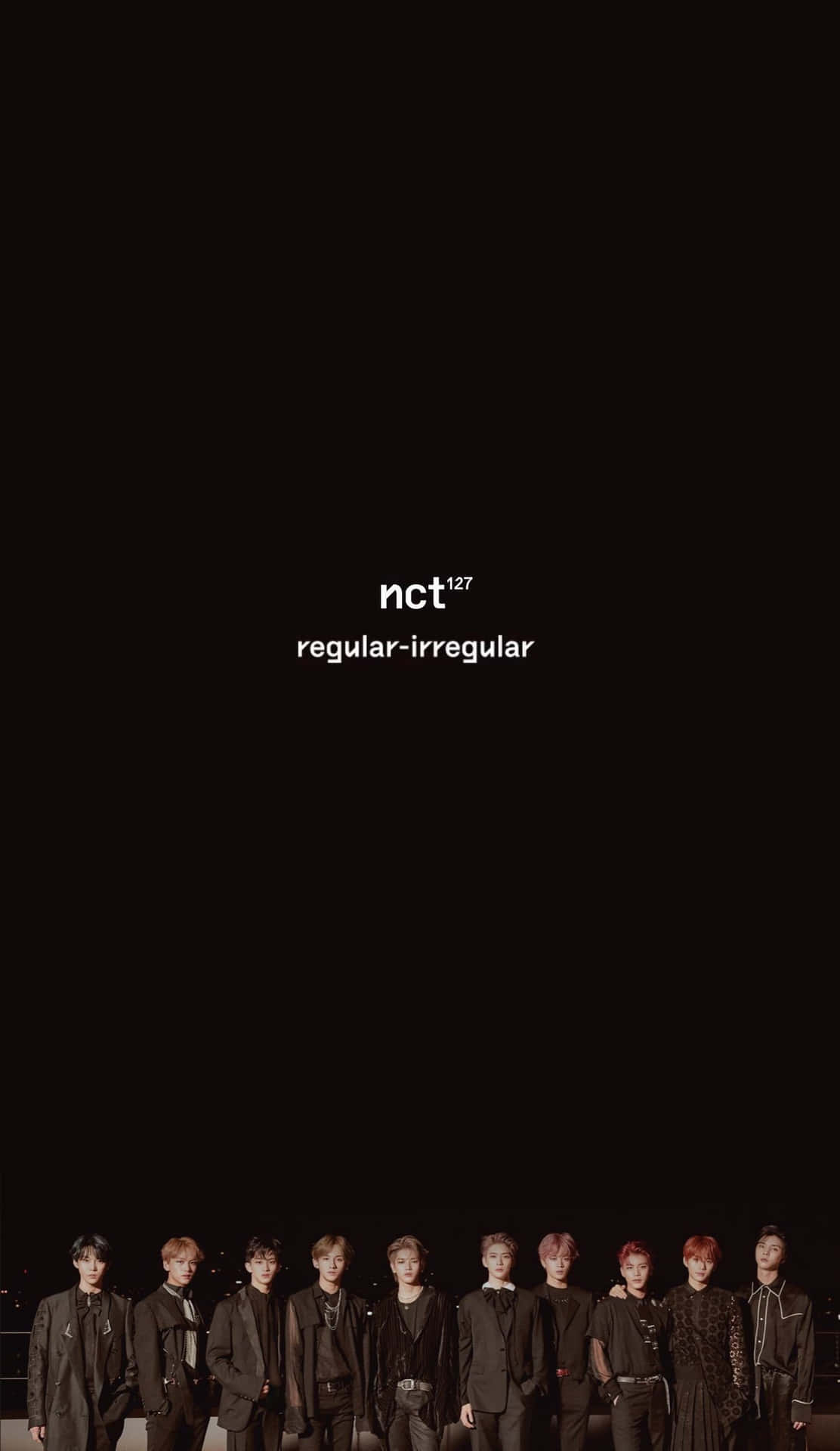 異常但極簡風格NCT藝術 壁紙 — 七個身穿深色西裝嘅男人排成一排，背景係黑色，上面有白色文字寫住 nct127 regular-irregular。