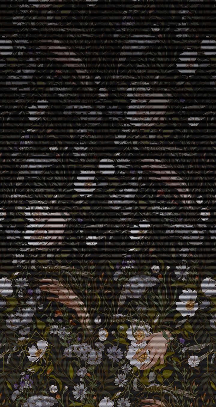在陰暗花園場景中，手穿過深色花卉圖案伸出。
