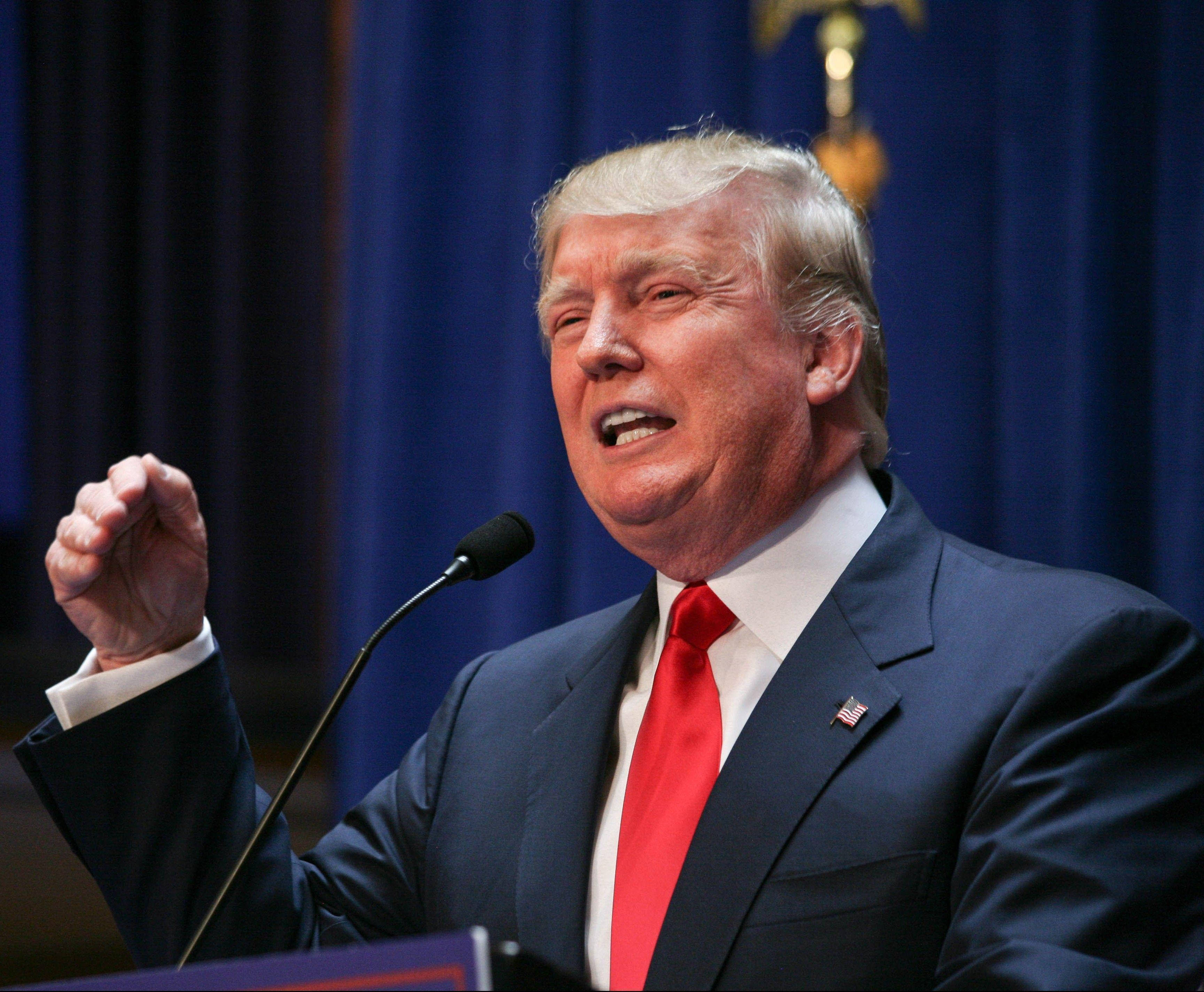 donald trump 桌布 壁紙 — 當勞·特朗普在藍色窗簾背景前的講台上強調地做手勢發言。