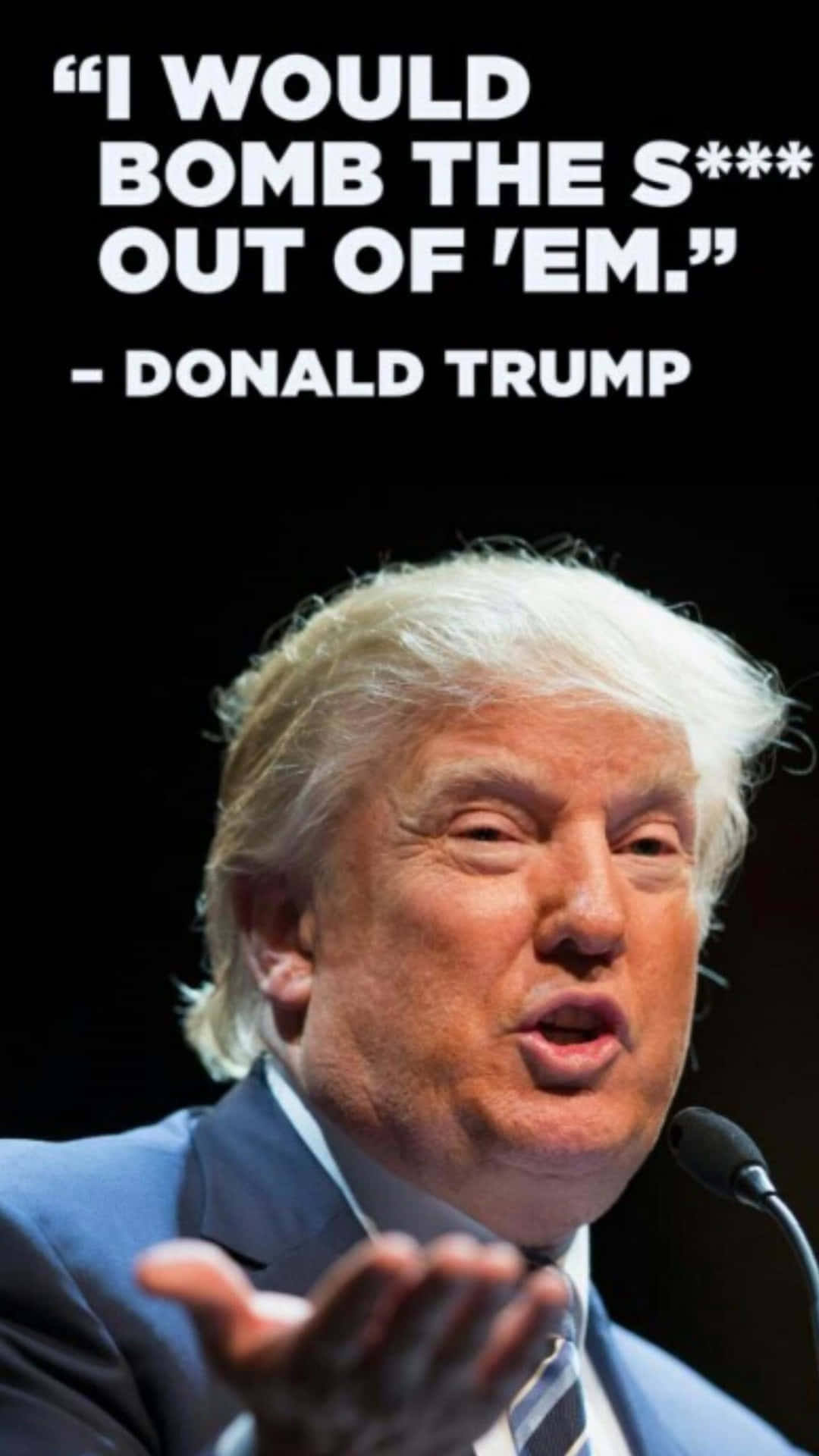 trump 桌布 壁紙 — 當勞·特朗普在講台上發言，黑色背景上以粗體白色文字引用他的話。