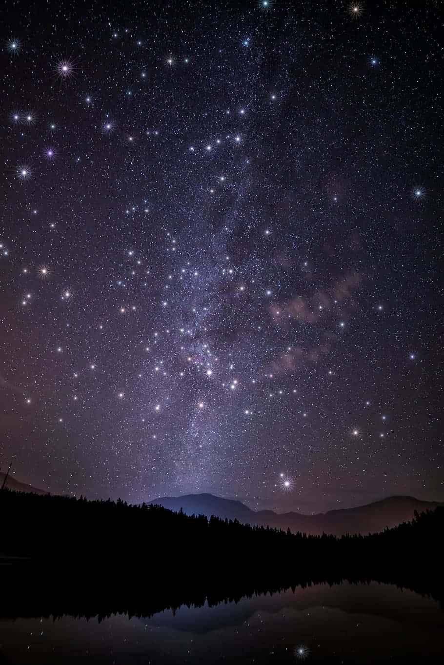 星空夜景，銀河橫跨山脈和湖面倒影