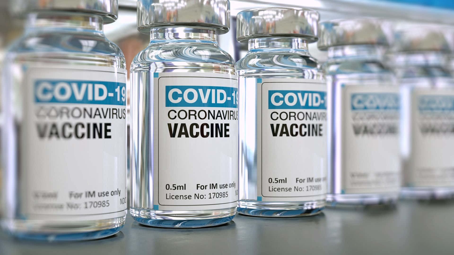 實驗室枱上的一排 COVID-19 疫苗小瓶。