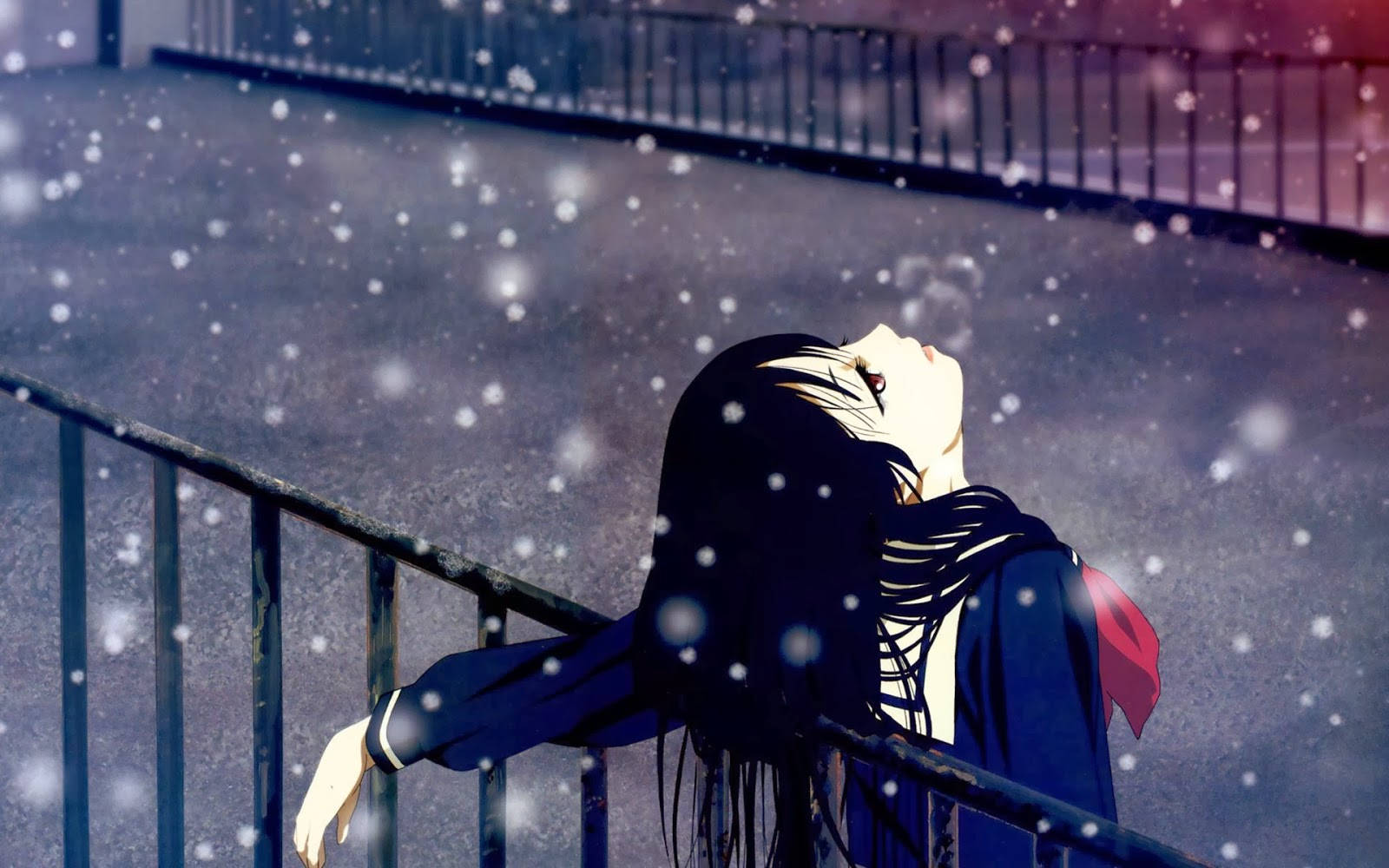 穿著校服的動漫女孩在下雪的冬日場景中靠在欄杆上。