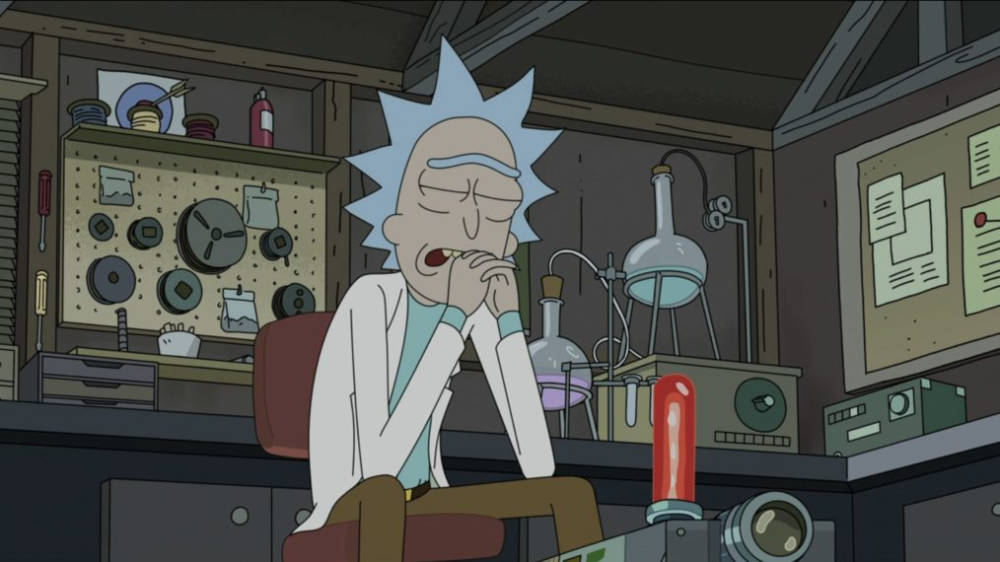 疲憊的瑞克·桑切斯坐著 壁紙 — Rick Sanchez 喺佢亂糟糟嘅實驗室，用手掩住嘴打喊露，周圍係科學設備同小工具。