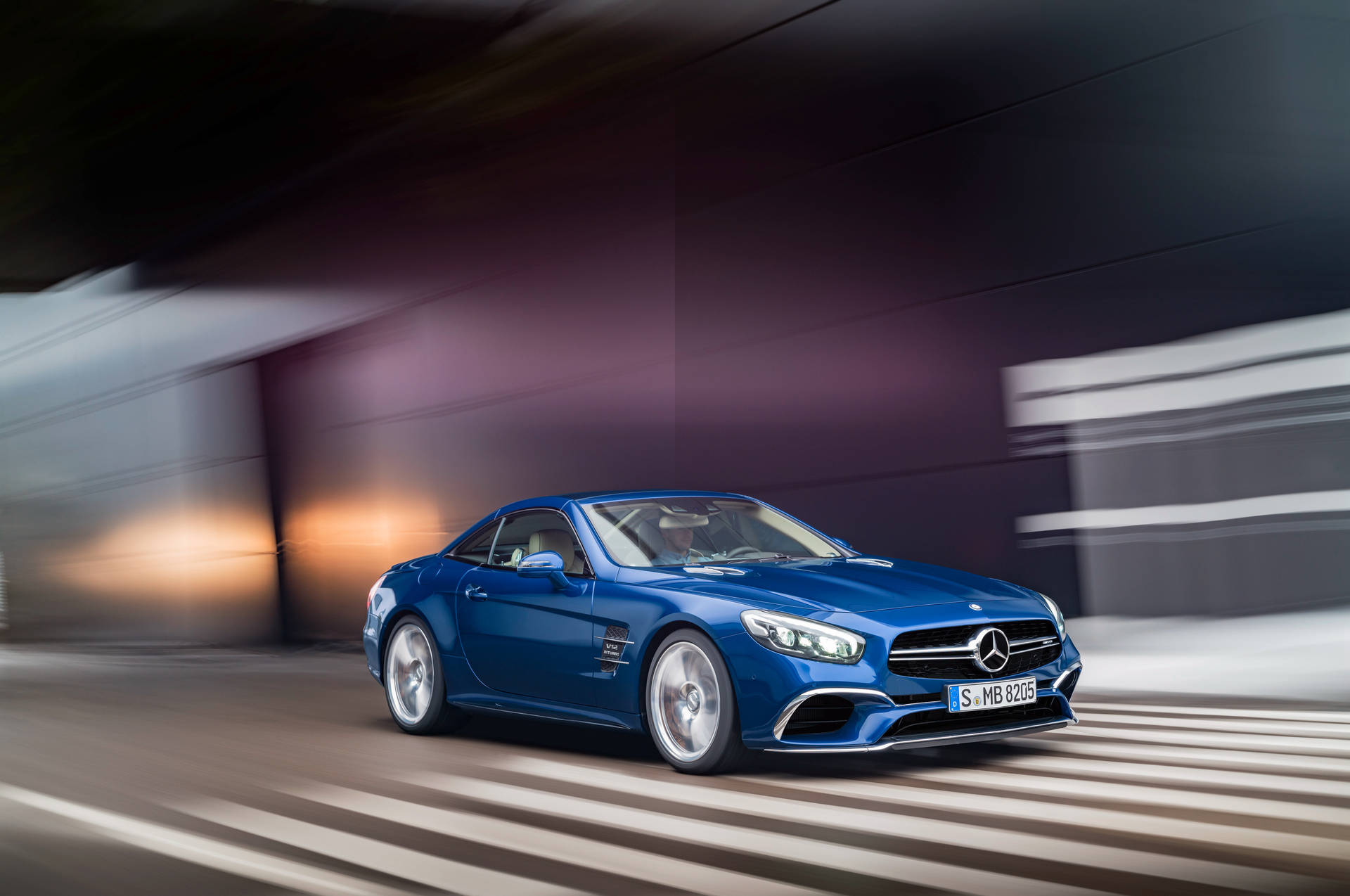 藍色 Mercedes SL 開篷跑車在夜間隧道中疾馳。