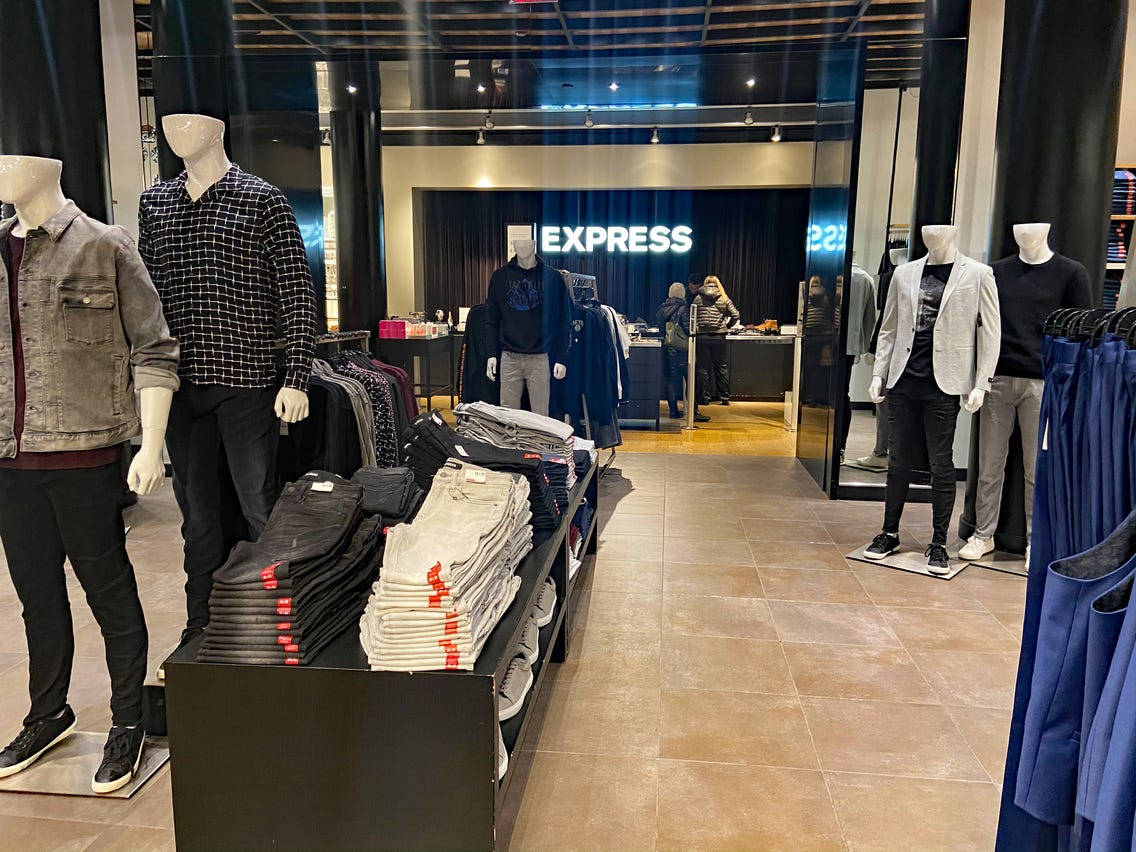Express 男裝店，有模特兒和牛仔褲架。