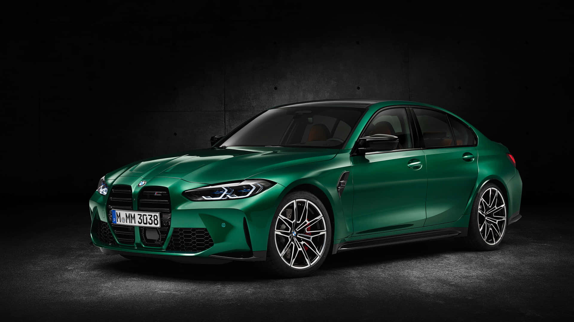 綠色BMW M3轎車在攝影棚中，背景為深色混凝土。