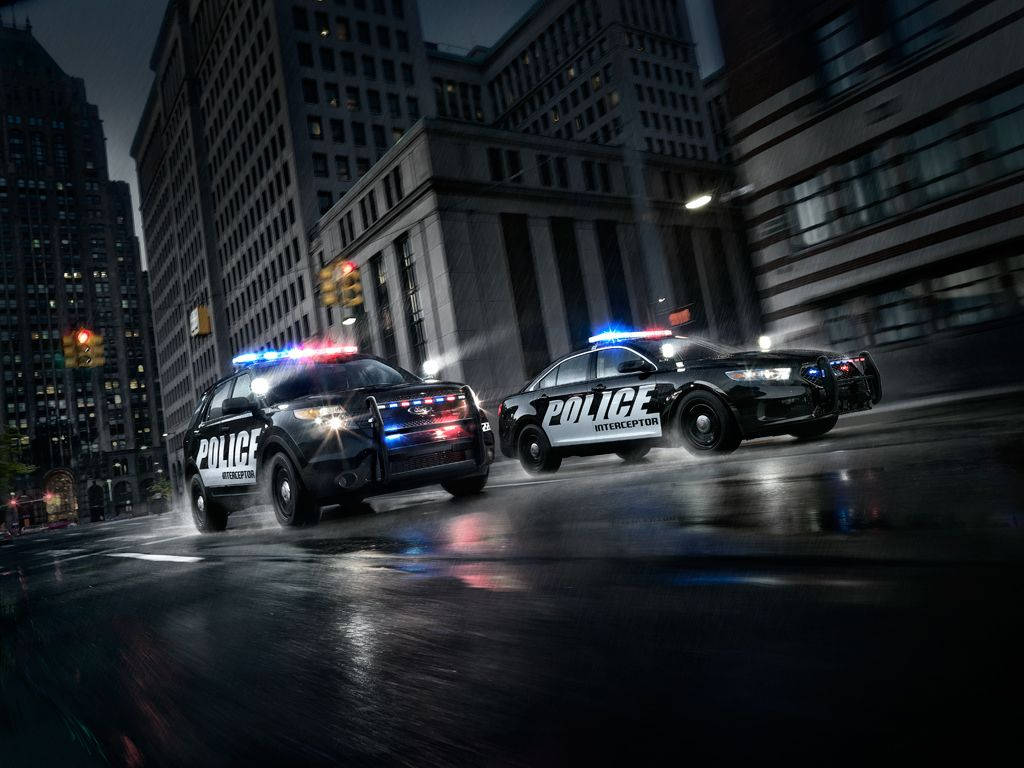 兩輛警車在夜間雨中城市疾馳，閃著警燈。