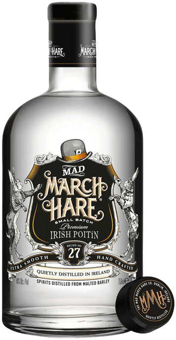 瘋三月兔愛爾蘭波丁酒瓶 壁紙 — 一個透明玻璃瓶的 Mad March Hare Irish Pottin，帶有華麗的銀色標籤，上面有高帽和帶翅膀的人物。