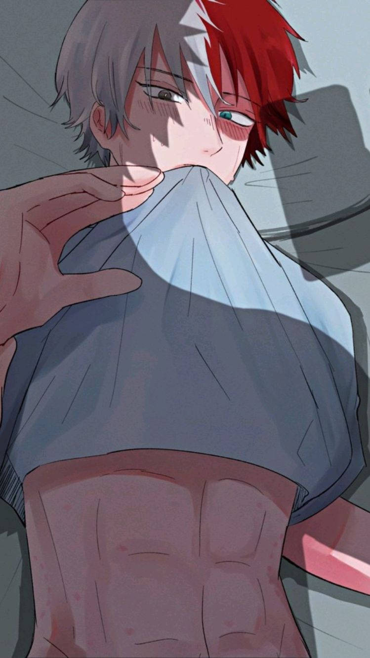 動漫男性角色在戲劇性的燈光下掀起襯衫，展示結實的腹部。