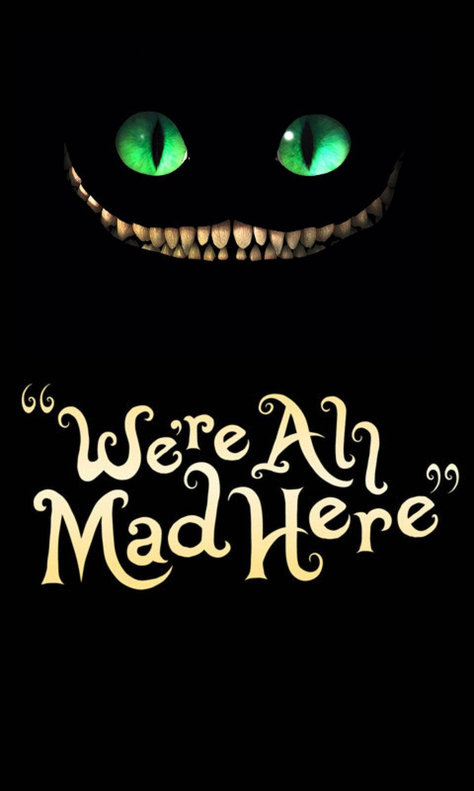 柴郡貓的笑容，綠色眼睛，引文「We're All Mad Here」