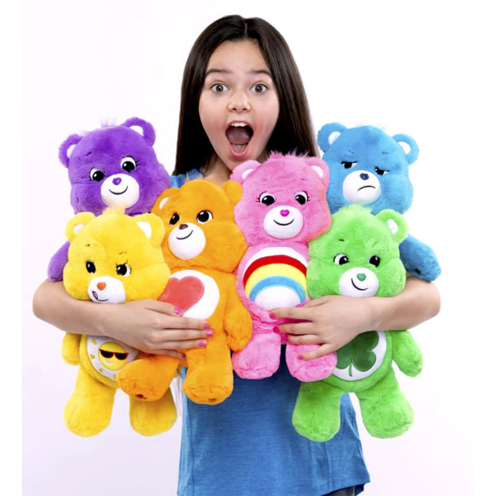 一個驚訝的小女孩抱著六個色彩繽紛的Care Bears毛絨玩具。
