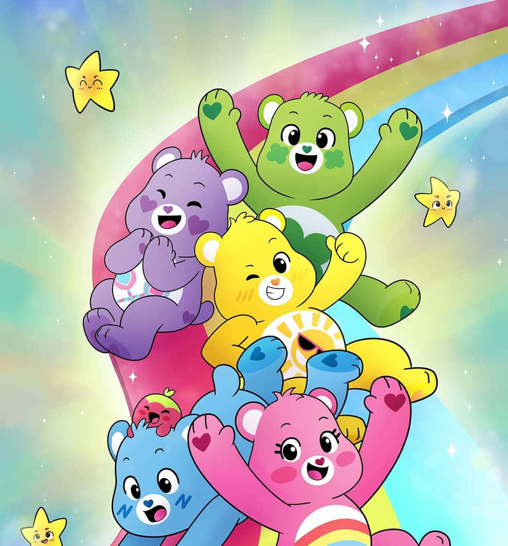 五隻快樂的Care Bears堆疊在彩虹上，微笑的星星在明亮的天空中。