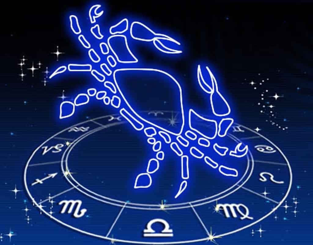 癌症意識：齊心協力戰勝癌症 壁紙 — 發光的藍色巨蟹座星座輪廓在星空夜空背景下於黃道輪上輻射。