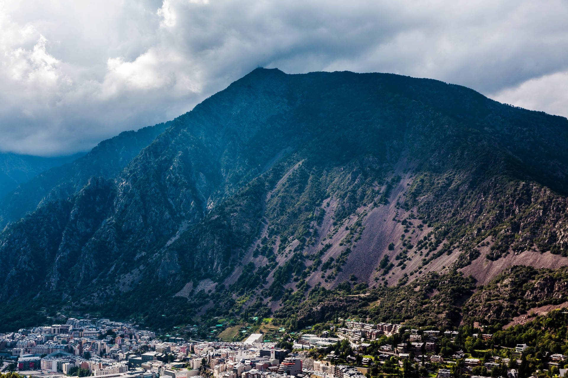 一個建在大山腳下、天空多雲的小鎮。