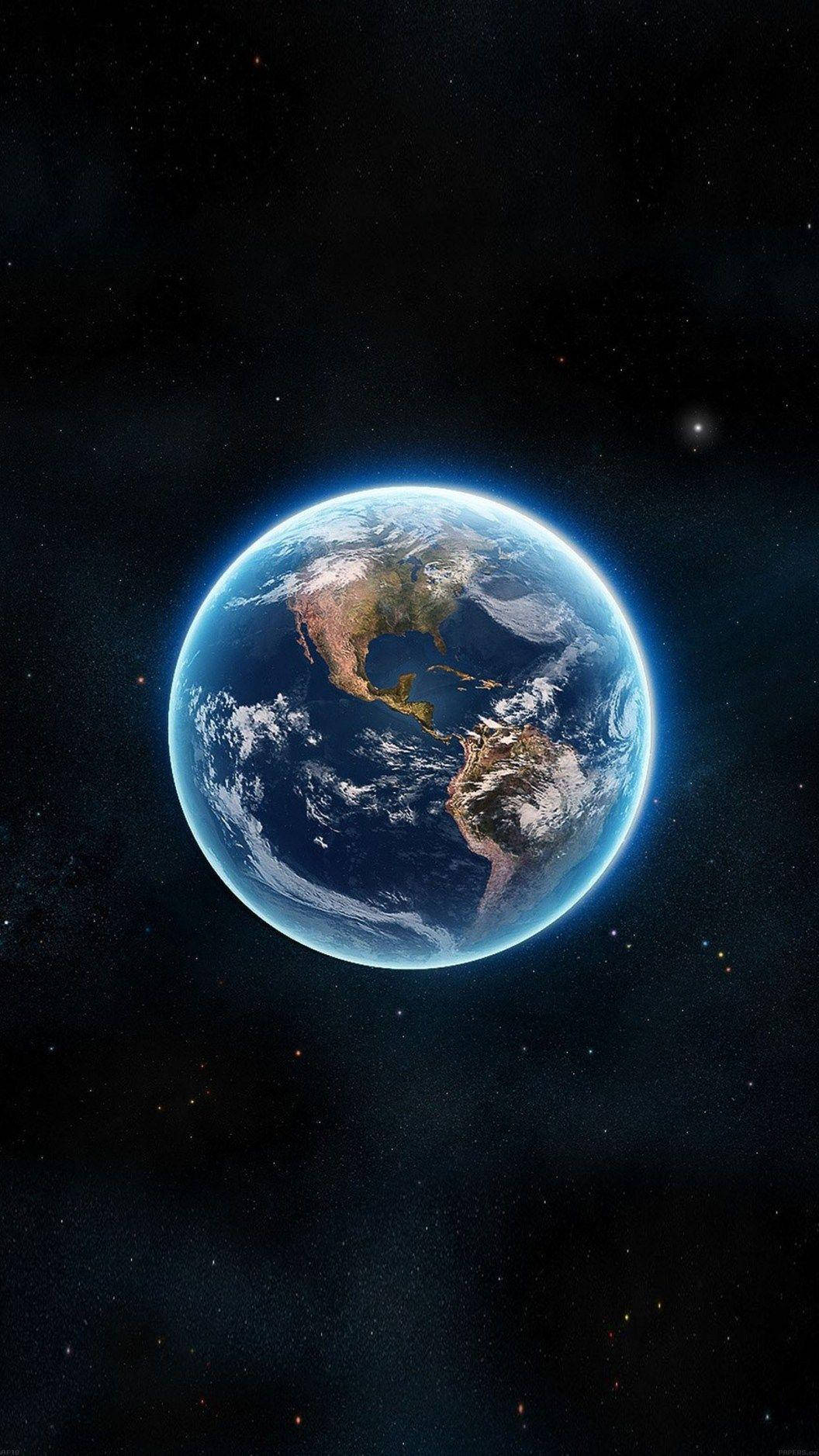 發光地球 iPhone 6s Plus 壁紙 — 從太空看到的地球壯麗景色，在繁星點點的宇宙背景下散發著藍色大氣光暈。