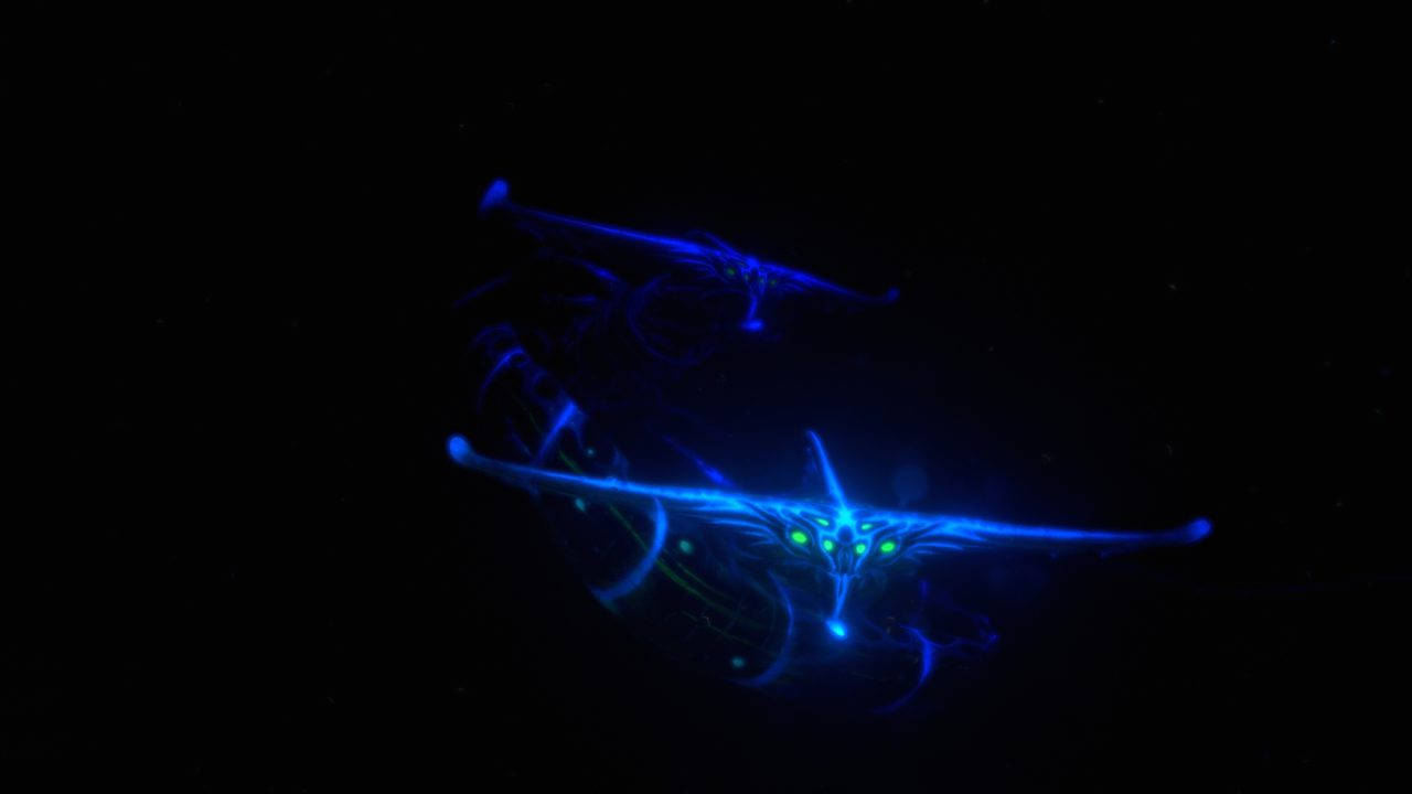 兩個發光的藍色外星生物，有綠色眼睛，在太空中漂浮。
