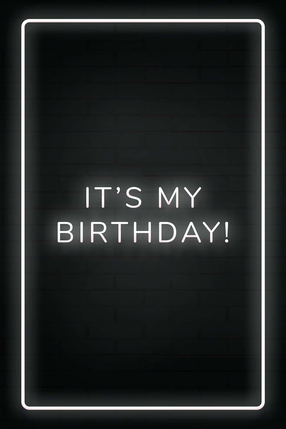 發光慶祝生日公告 壁紙 — 一個發光的白色霓虹燈牌寫著「IT'S MY BIRTHDAY!」，背景是深色磚牆，並以霓虹邊框框住。