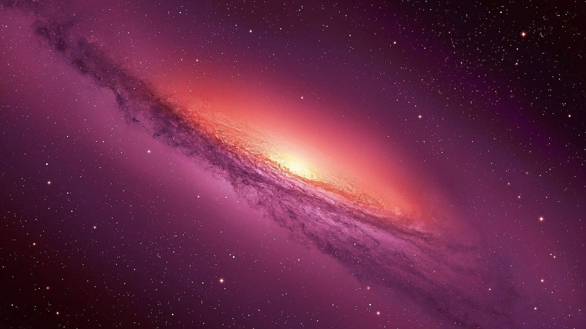一個發光的螺旋星系，帶有紫色和橙色色調，被星星包圍。