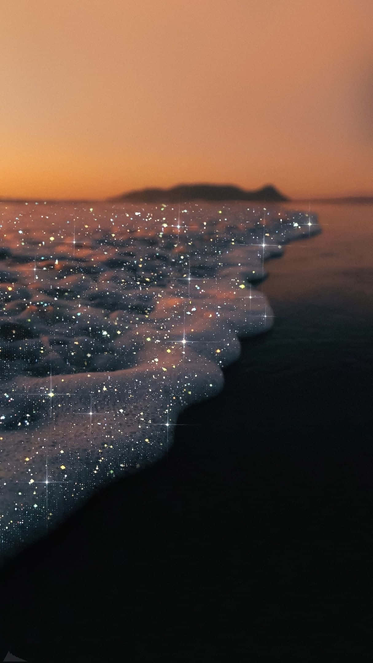 發光海灘美學圖片 壁紙 — 發光的海浪在星光下閃爍，衝擊著日落時分的黑暗海岸。