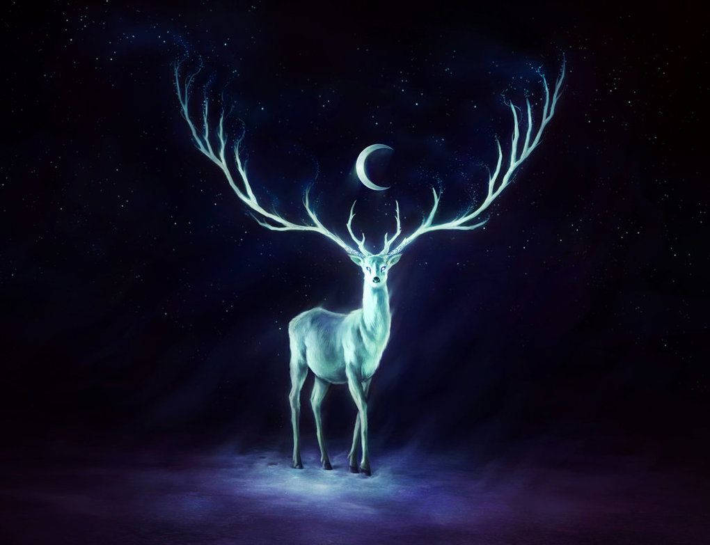 新月之下，星空之夜，一頭發光的白色雄鹿，鹿角閃爍。