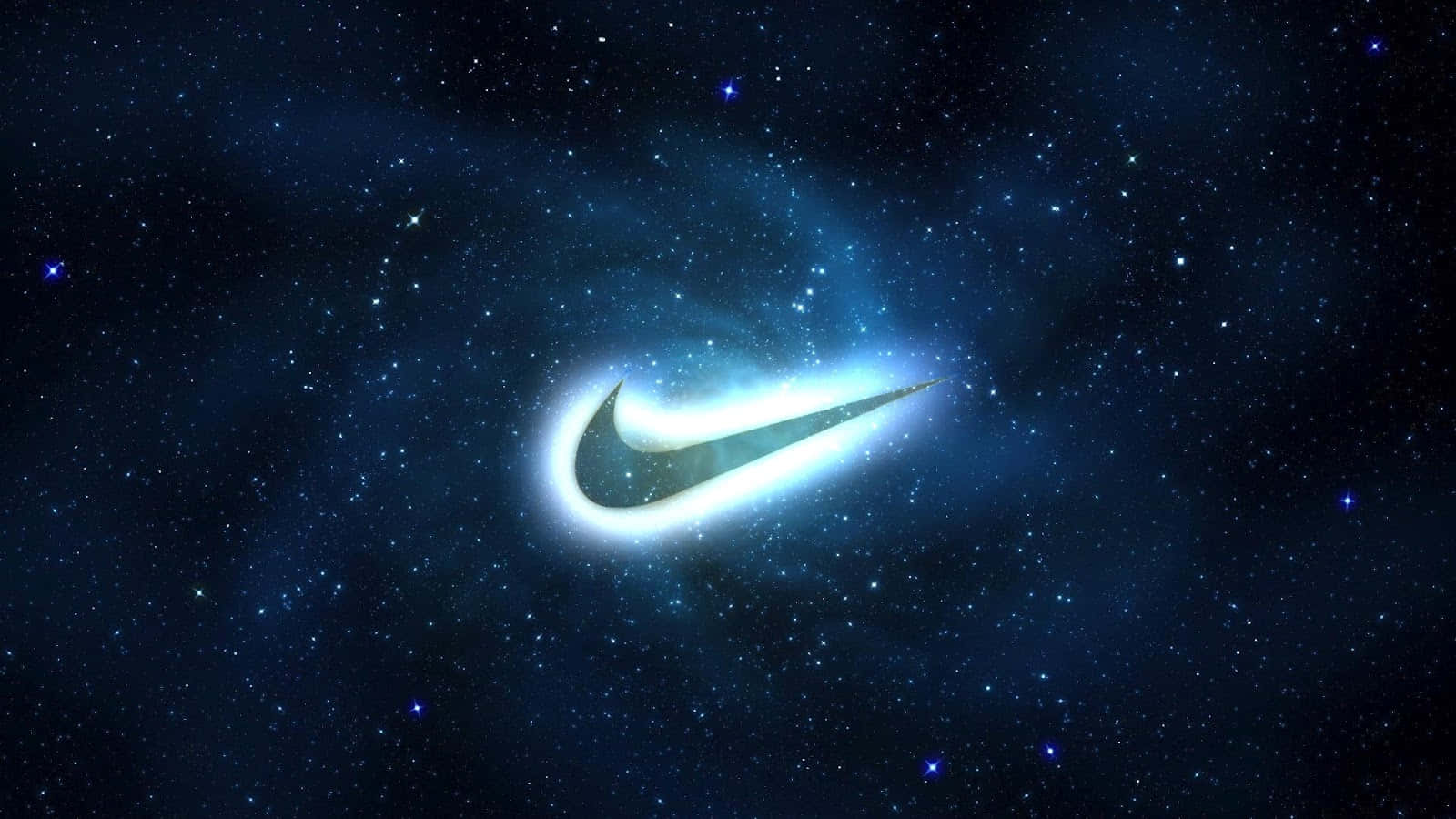 Blue Nike 桌布 壁紙 — 發光的Nike swoosh標誌，帶著耀眼的藍色和白色光芒，劃過佈滿星辰的宇宙星雲。