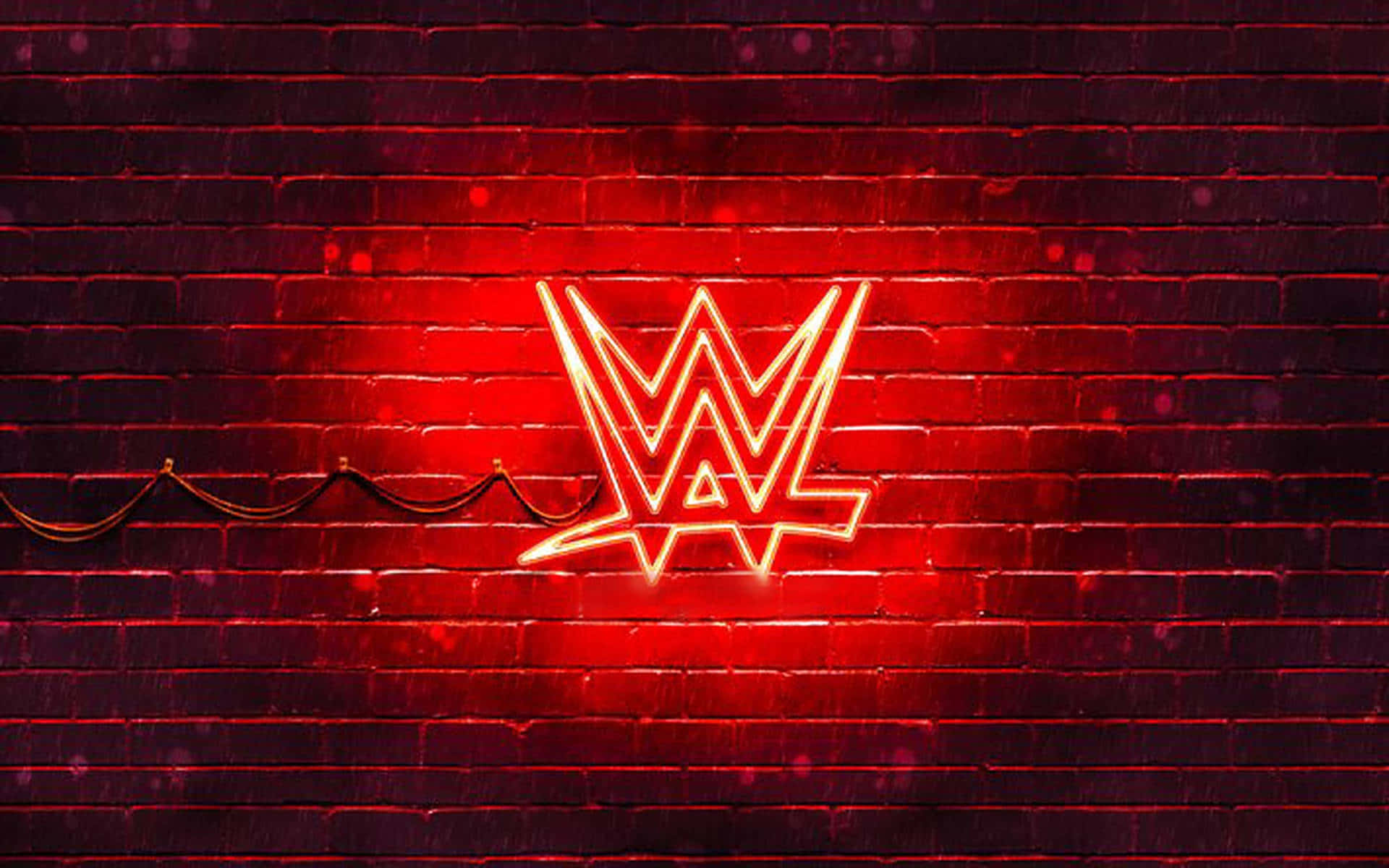 WWE Logo 桌布 壁紙 — 發光的WWE霓虹燈牌在夜晚將鮮豔的紅光投射在風化的磚牆上。