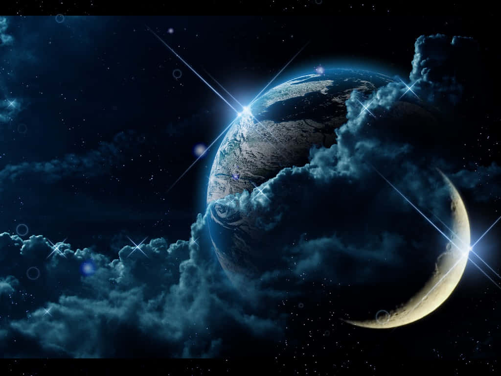 Earth Science 桌布 壁紙 — 發光的彎月與地球在佈滿繁星的夜空背景下，透過旋轉的藍色雲層窺視，並伴有明亮的鏡頭光暈。