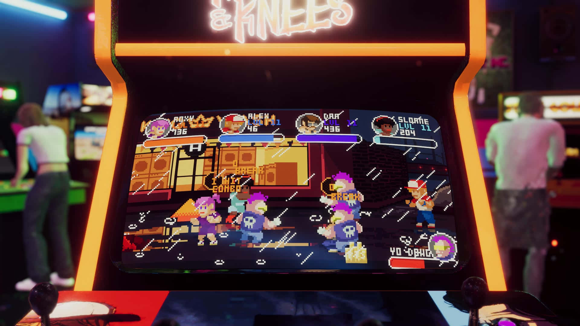 Arcade Games 桌布 壁紙 — 發光的復古街機機櫃顯示像素化格鬥遊戲，帶有鮮豔的霓虹燈光和背景中模糊的玩家。
