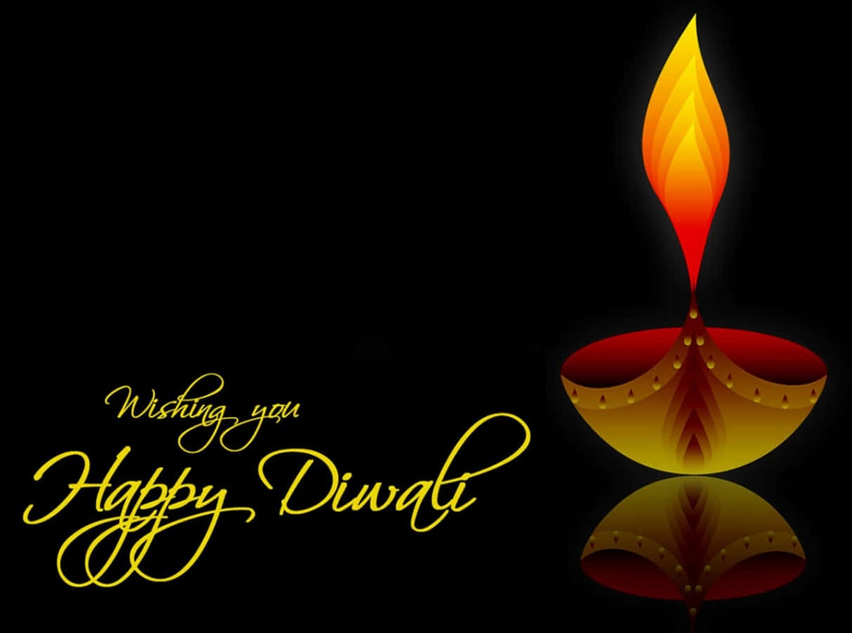 Happy Diwali 桌布 壁紙 — 發光的排燈節油燈，帶有火熱的橙色火焰和金色反射，黑色背景上帶有優雅的手寫文字。