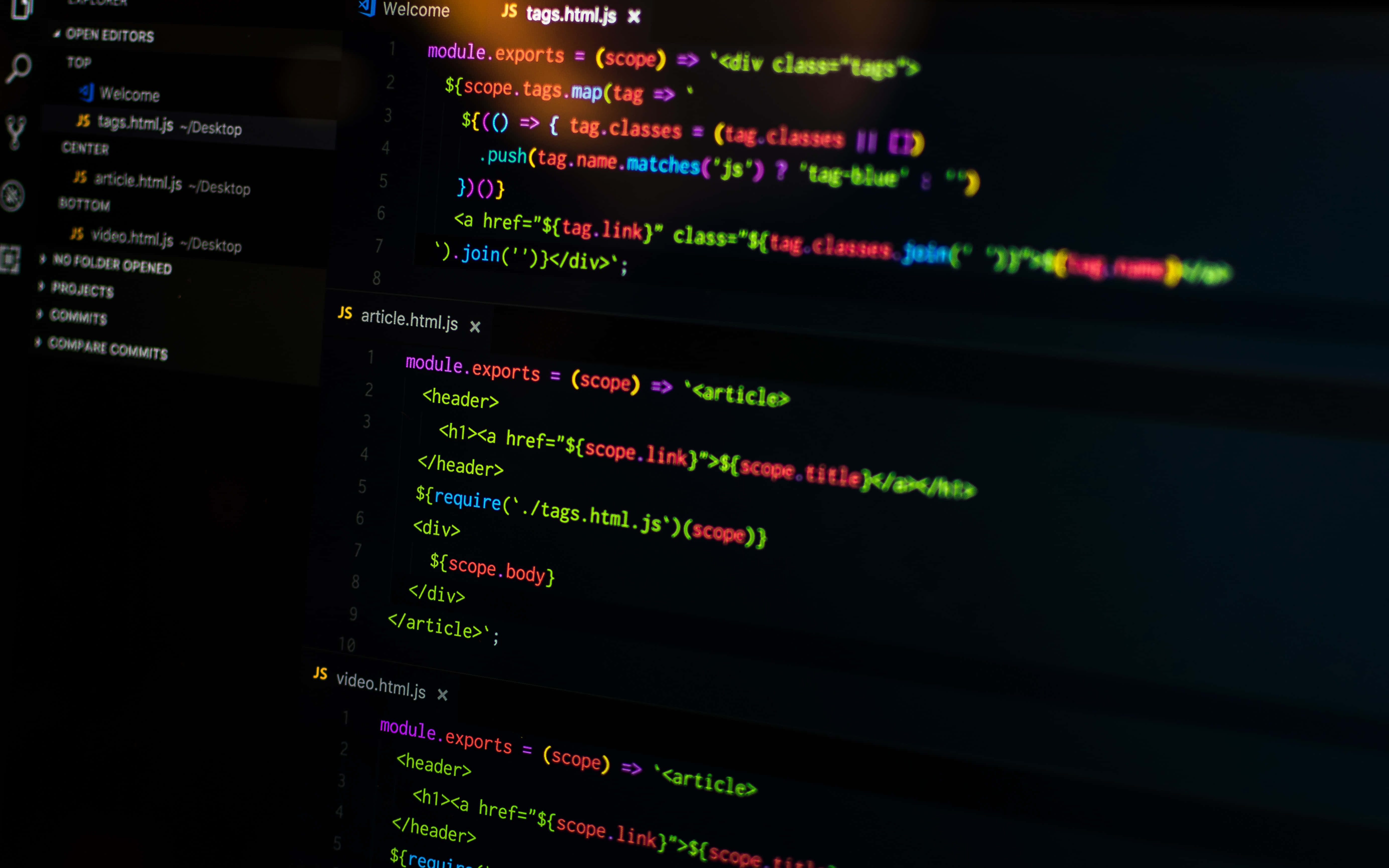 4K Programming 桌布 壁紙 — 發光的程式碼行以鮮豔色彩照亮開發者IDE工作區內的暗色螢幕。