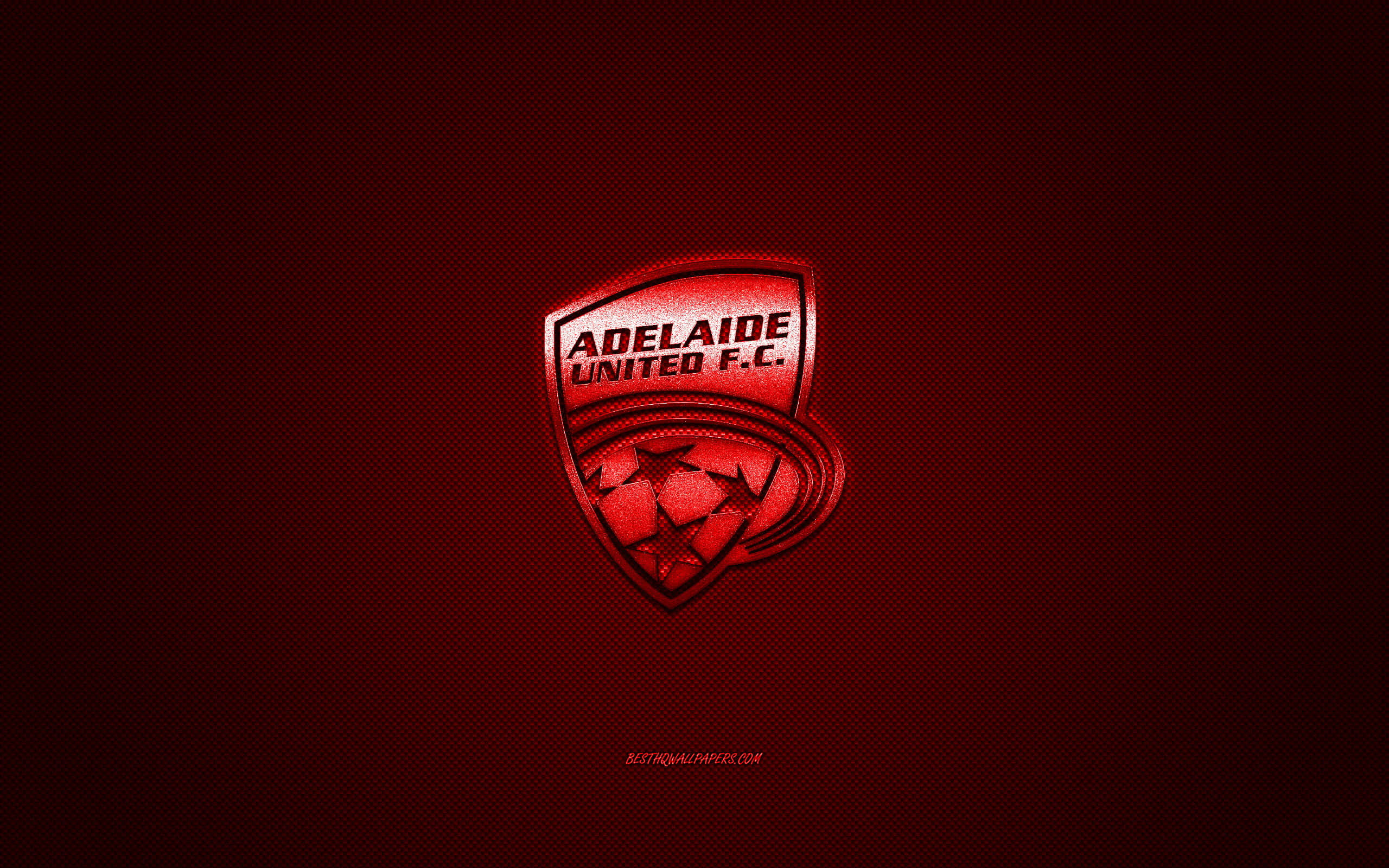 Adelaide United 桌布 壁紙 — 發光的紅色阿德萊德聯足球會徽章，居中放置在帶紋理的深紅色背景上。