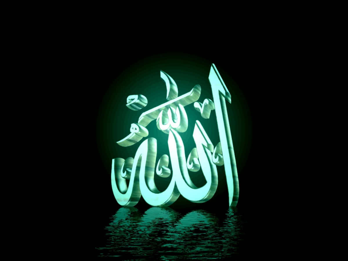 Allah 桌布 壁紙 — 發光的綠色3D阿拉伯書法「阿拉」漂浮在漣漪水面上，背景為黑色。