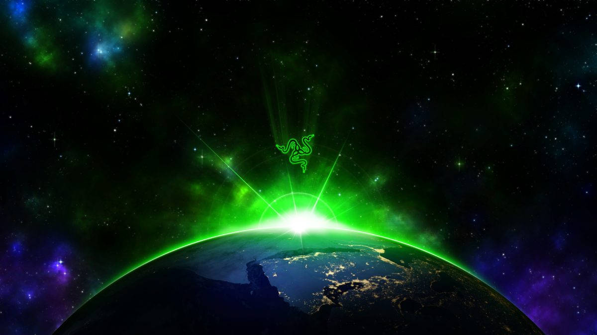 地球 桌布 壁紙 — 發光的綠色Razer標誌從地球地平線升起，背景是繁星點點的宇宙和鮮豔的星雲。
