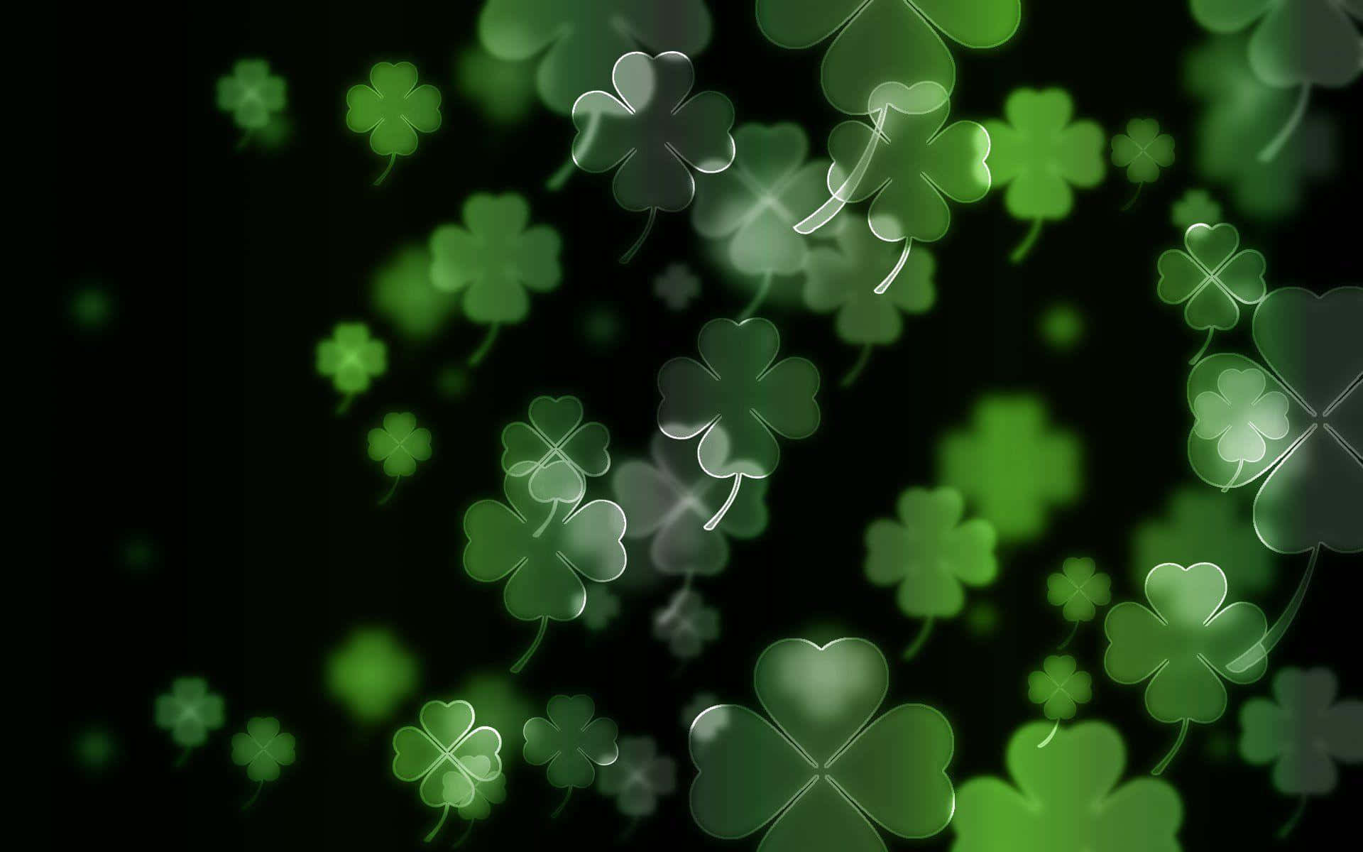 愛爾蘭 桌布 壁紙 — 發光的綠色四葉草在帶有柔和散景效果的深色背景上漂浮並閃爍。