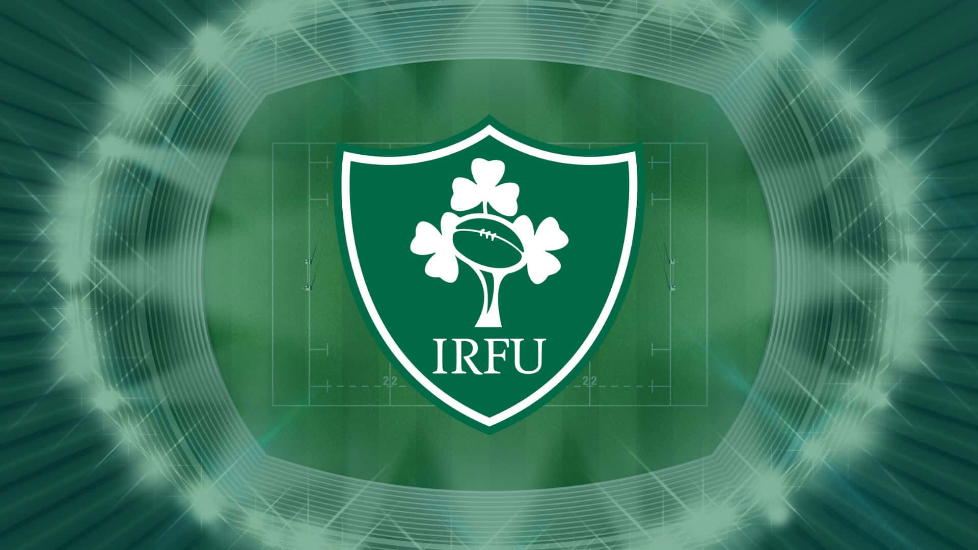 Ireland Rugby 桌布 壁紙 — 發光的綠色欖球場背景，帶有愛爾蘭欖球聯盟標誌，包括三葉草和欖球。